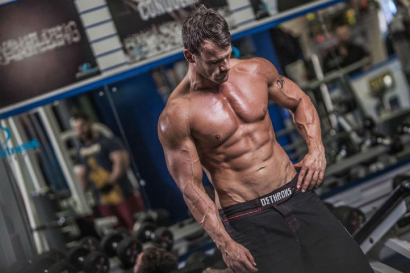 140 kilogramo Británico comiendo chips quería estar en la portada de una revista de moda — y lo hizo