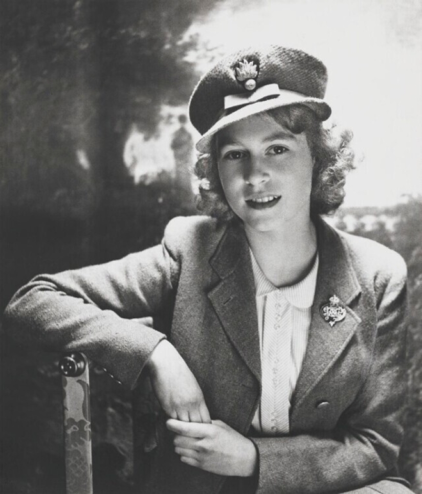20 black-and-white portraits of a young Elizabeth II in the 1940s