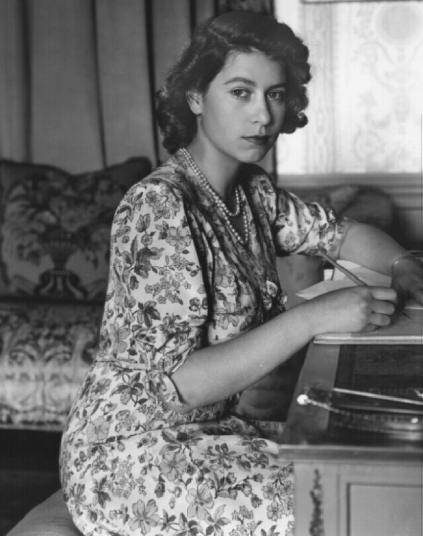 20 black-and-white portraits of a young Elizabeth II in the 1940s