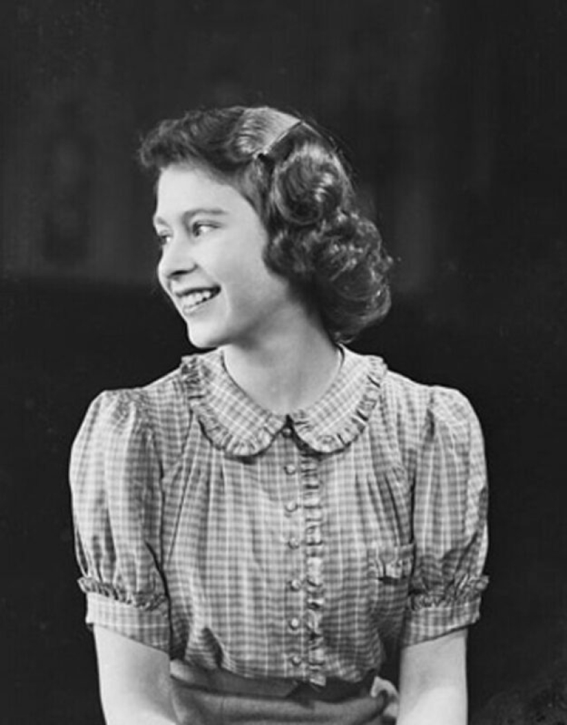 20 black-and-white portraits of a young Elizabeth II in the 1940s