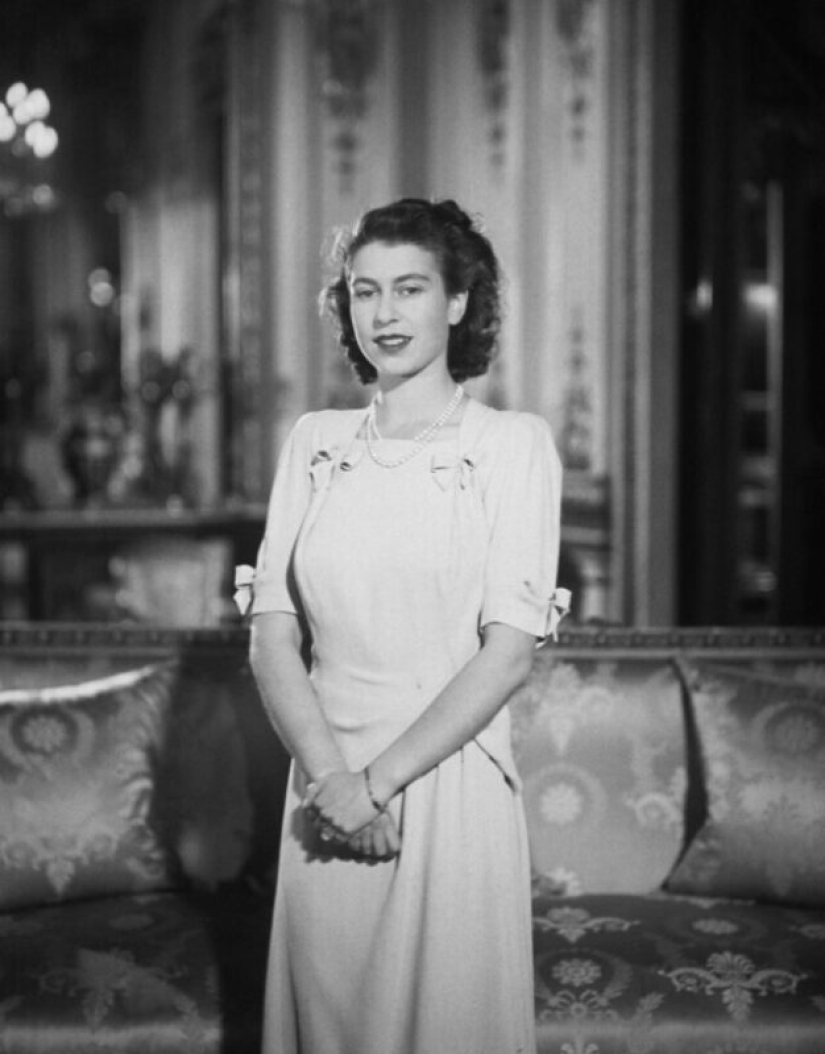 20 black-and-white portraits of a young Elizabeth II in the 1940s