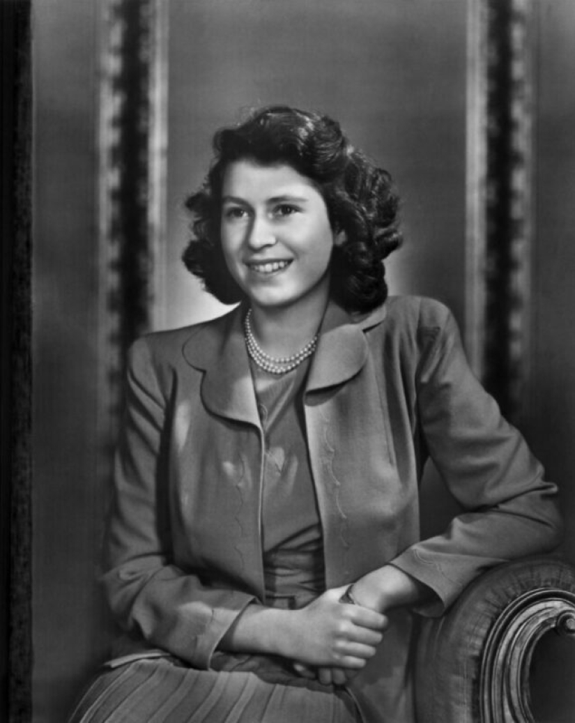 20 black-and-white portraits of a young Elizabeth II in the 1940s