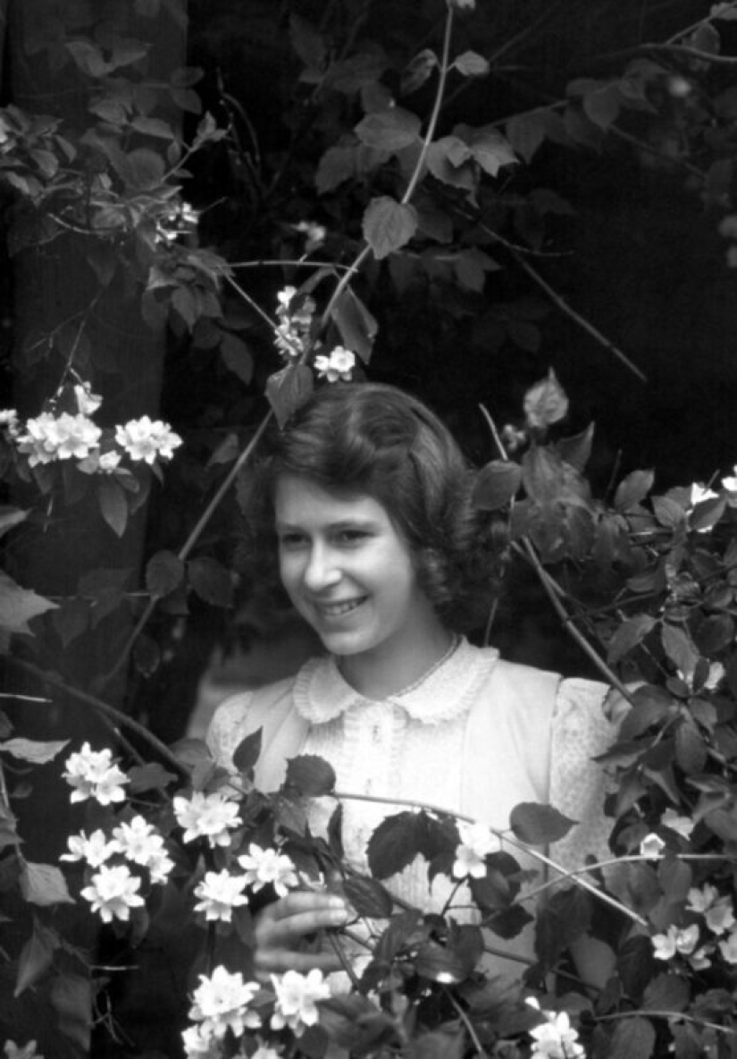 20 black-and-white portraits of a young Elizabeth II in the 1940s