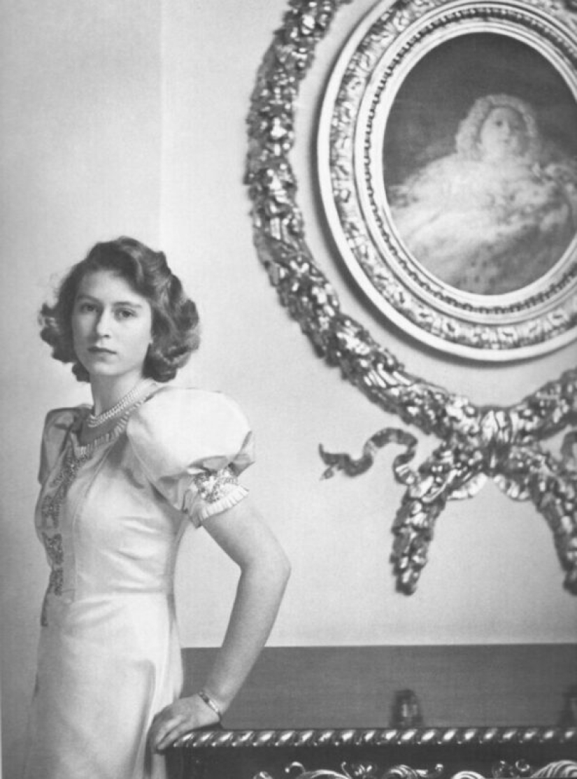 20 black-and-white portraits of a young Elizabeth II in the 1940s