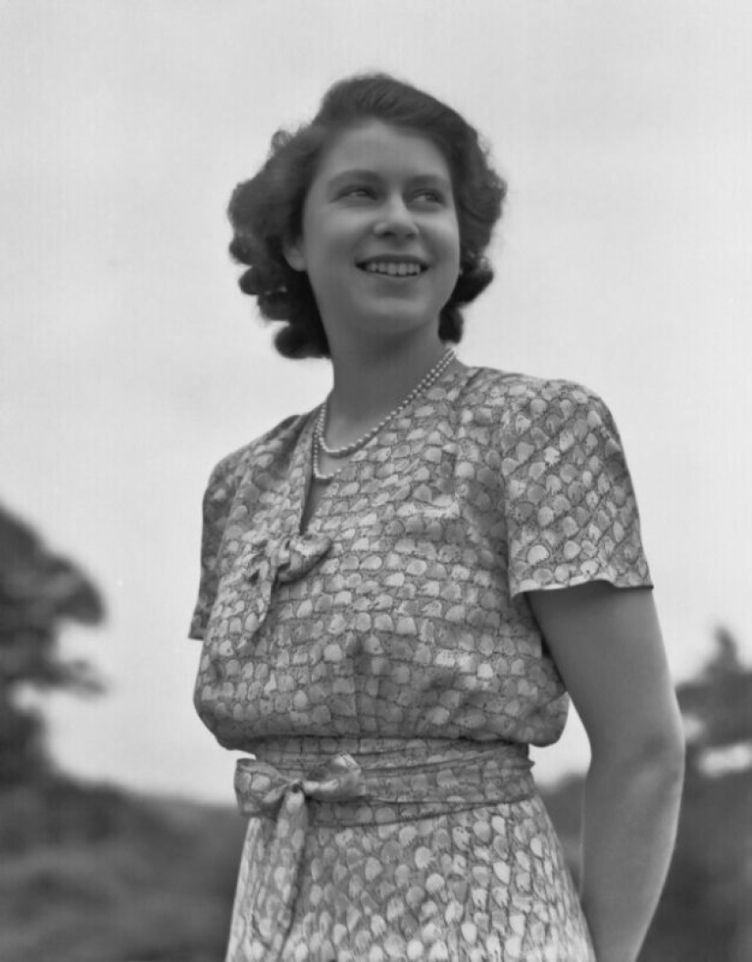 20 black-and-white portraits of a young Elizabeth II in the 1940s