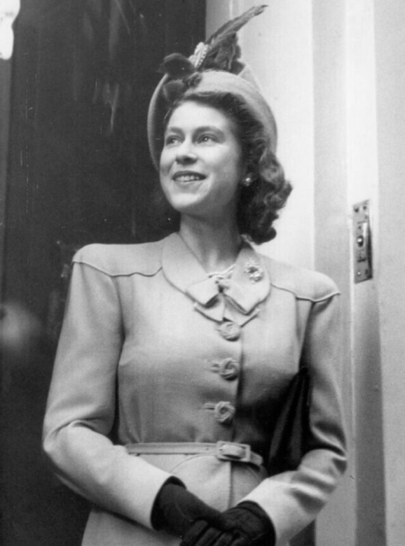 20 black-and-white portraits of a young Elizabeth II in the 1940s