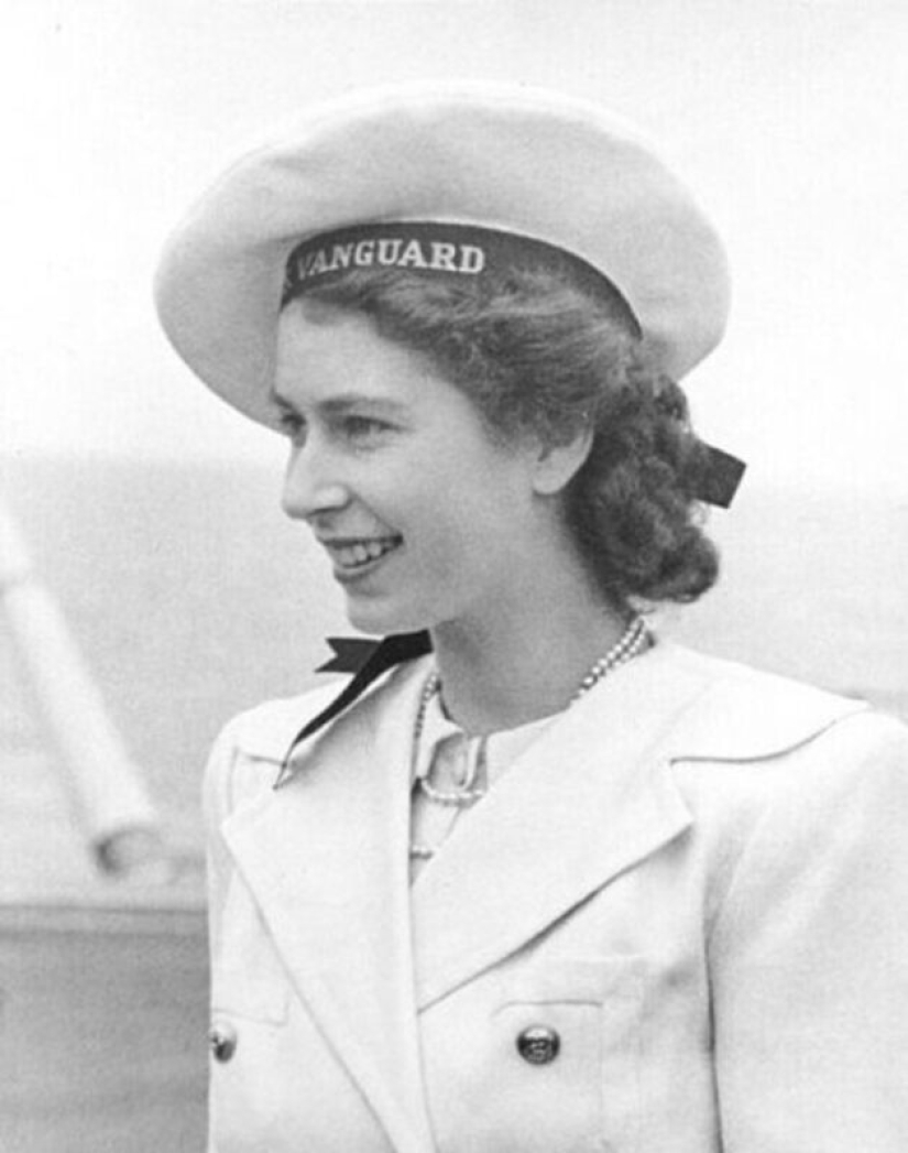 20 black-and-white portraits of a young Elizabeth II in the 1940s