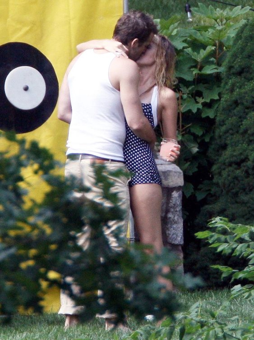 20+ frames that prove that Ryan Reynolds and Blake Lively are the best couple in the world