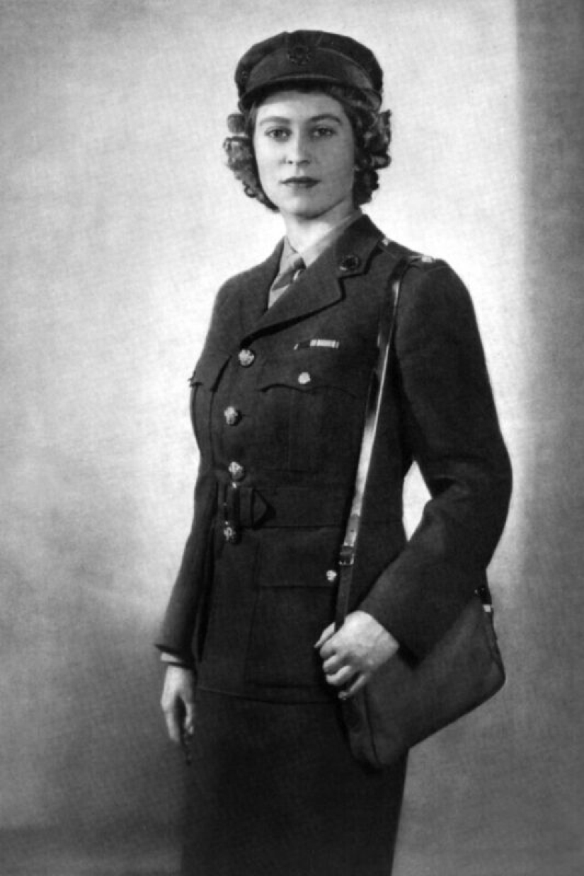 20 retratos en blanco y negro de una joven Isabel II en la década de 1940