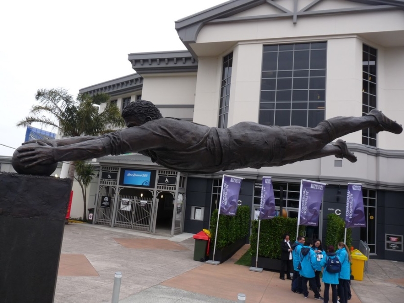 20 sculptures defying gravity