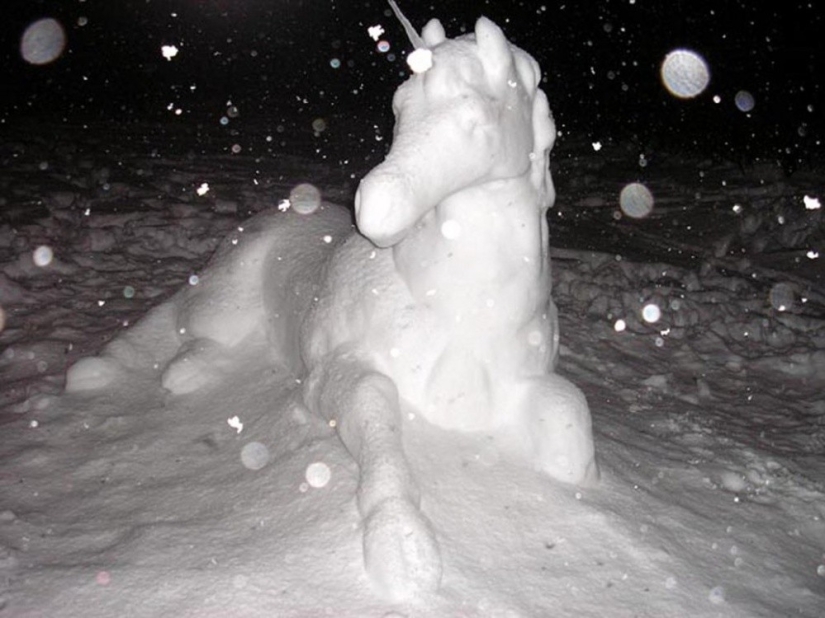 20 ways to artistically decorate a snowdrift