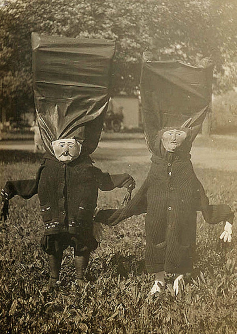 20 weird and Ridiculous Halloween costumes from old photos 20 weird and Ridiculous Halloween costumes from old photos