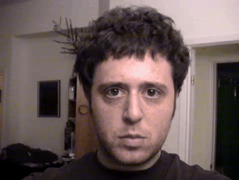 20 years of life in 8 minutes: an American photographer has taken selfies every day since 2000 and edited them into a video