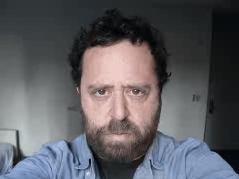 20 years of life in 8 minutes: an American photographer has taken selfies every day since 2000 and edited them into a video