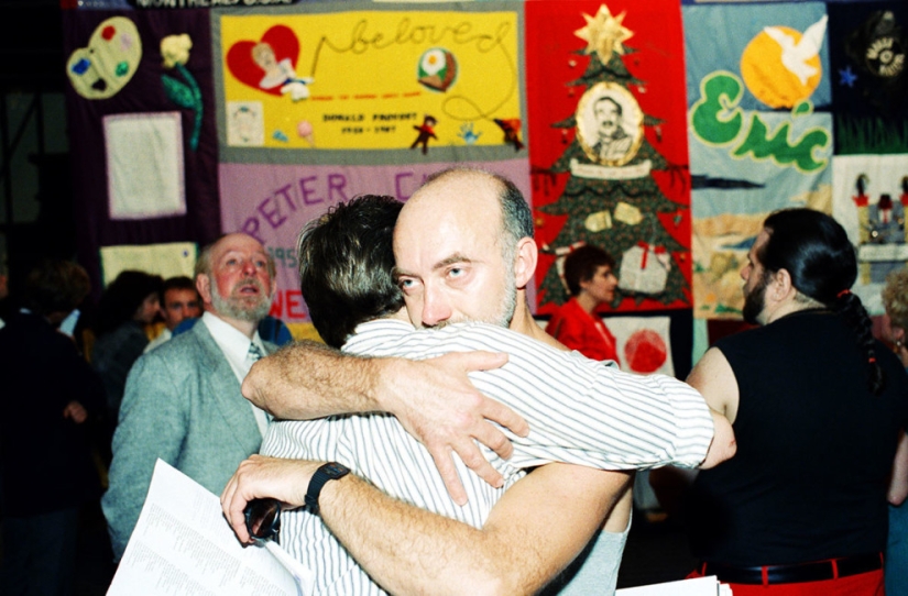 21 fotos aterradoras de los años 80, cuando el mundo se enteró del SIDA 21 fotos aterradoras de los años 80, cuando el mundo se enteró del SIDA