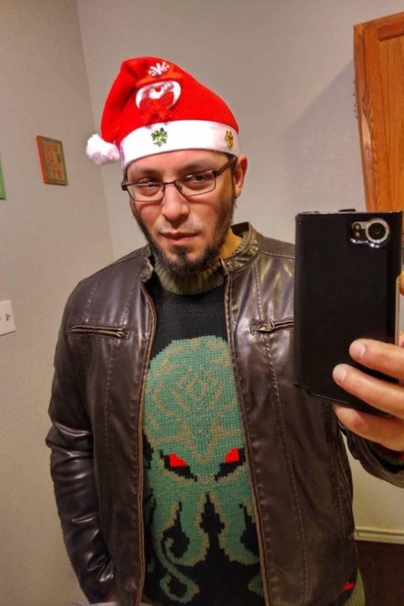24 ridiculous sweaters that mock Christmas