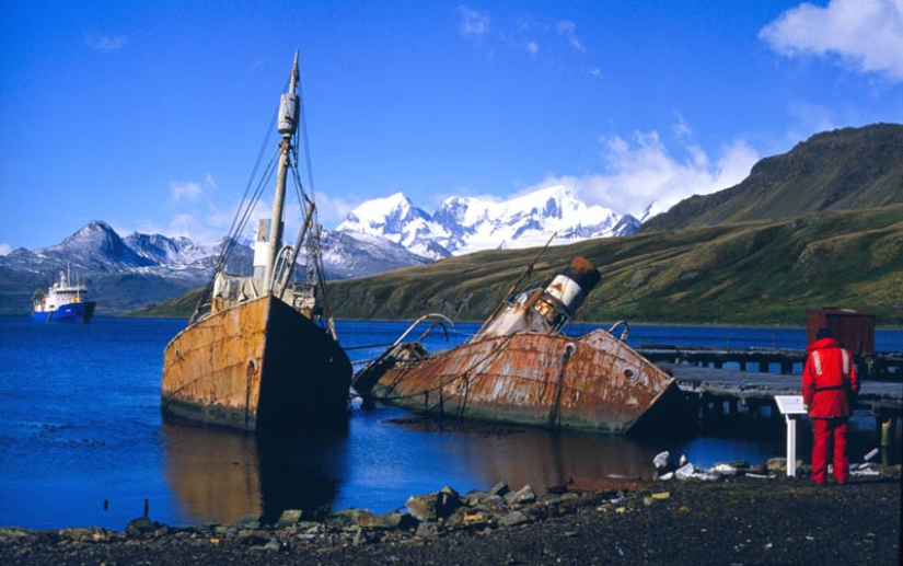 25 abandoned ships from around the world