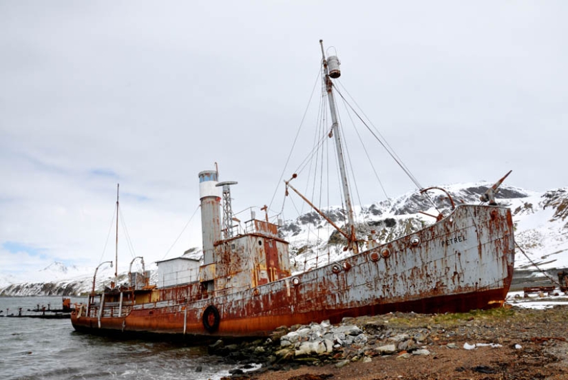 25 abandoned ships from around the world