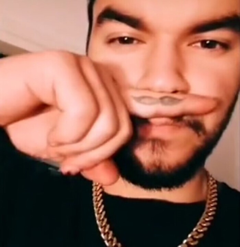 25 de los afortunados ganadores en el concurso para el estúpido tatuaje