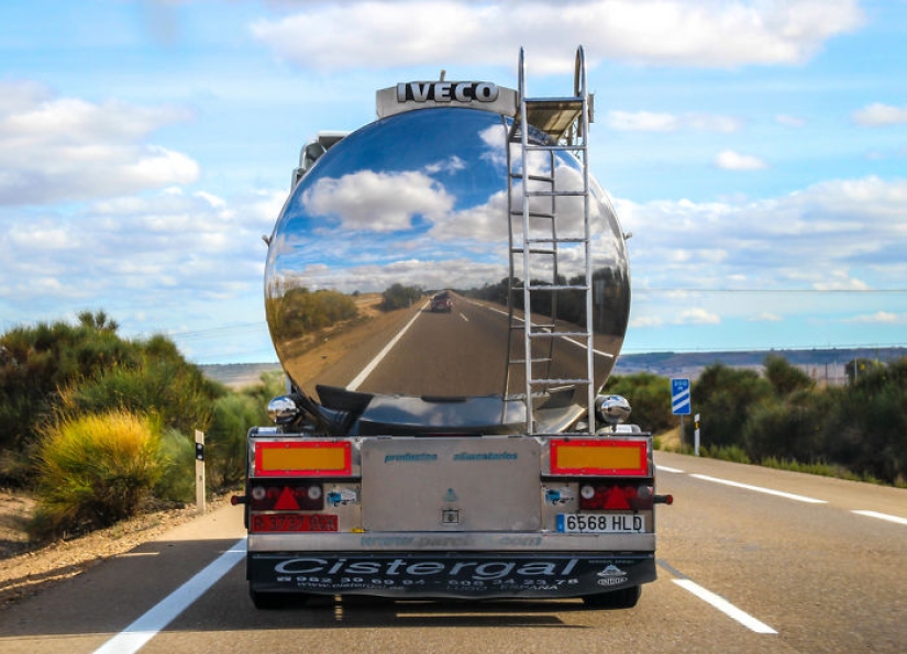 25 photos in which it is unclear where the reflection is and where the reality is