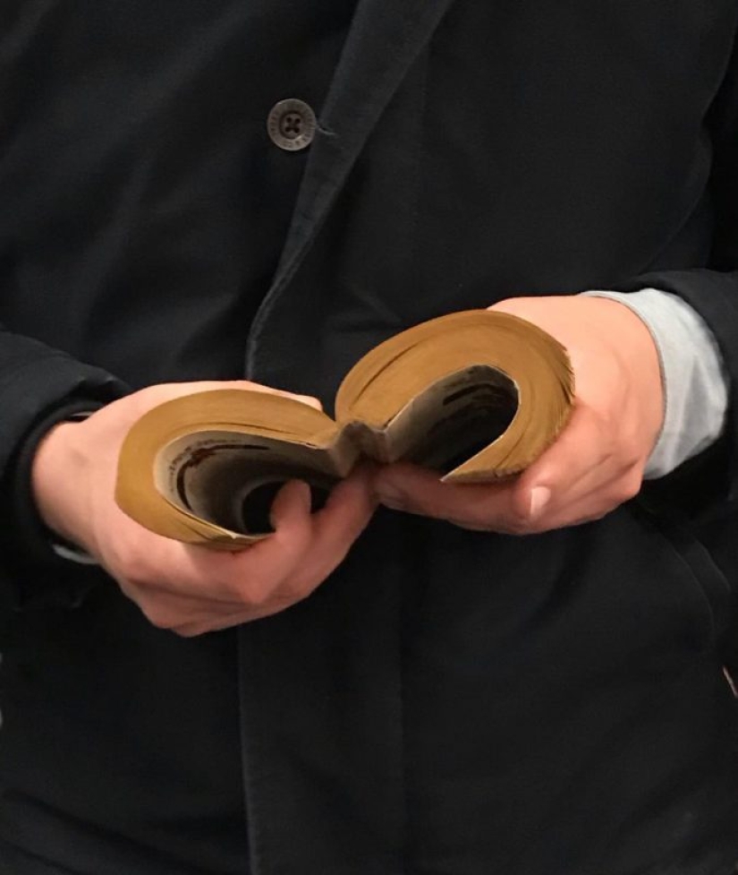 27 atmospheric pictures from Instagram dedicated to the hands of New York subway passengers