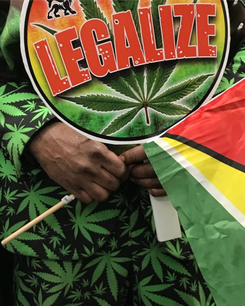 27 atmospheric pictures from Instagram dedicated to the hands of New York subway passengers