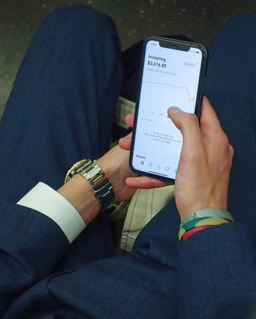 27 atmospheric pictures from Instagram dedicated to the hands of New York subway passengers