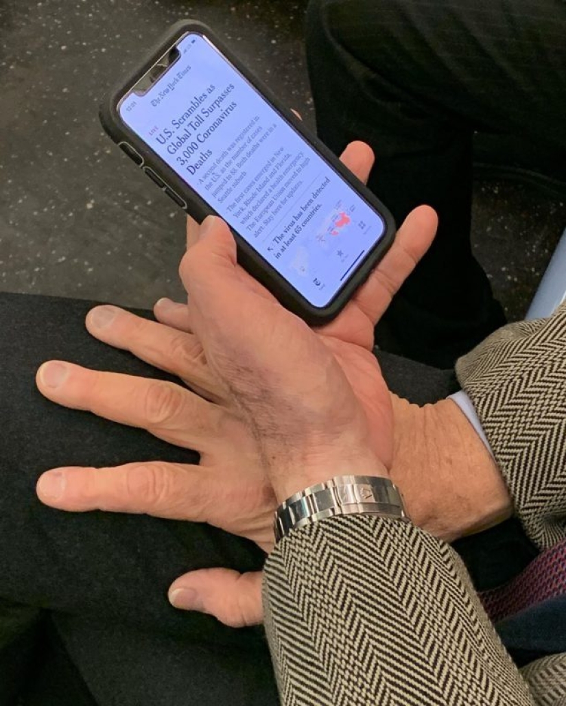 27 atmospheric pictures from Instagram dedicated to the hands of New York subway passengers