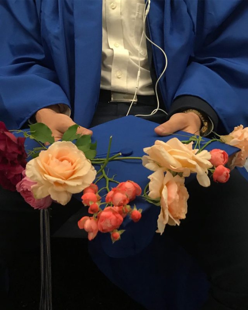27 atmospheric pictures from Instagram dedicated to the hands of New York subway passengers