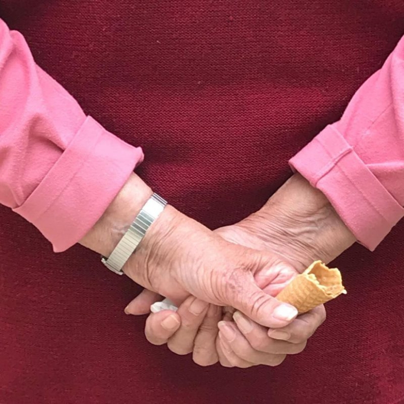 27 atmospheric pictures from Instagram dedicated to the hands of New York subway passengers