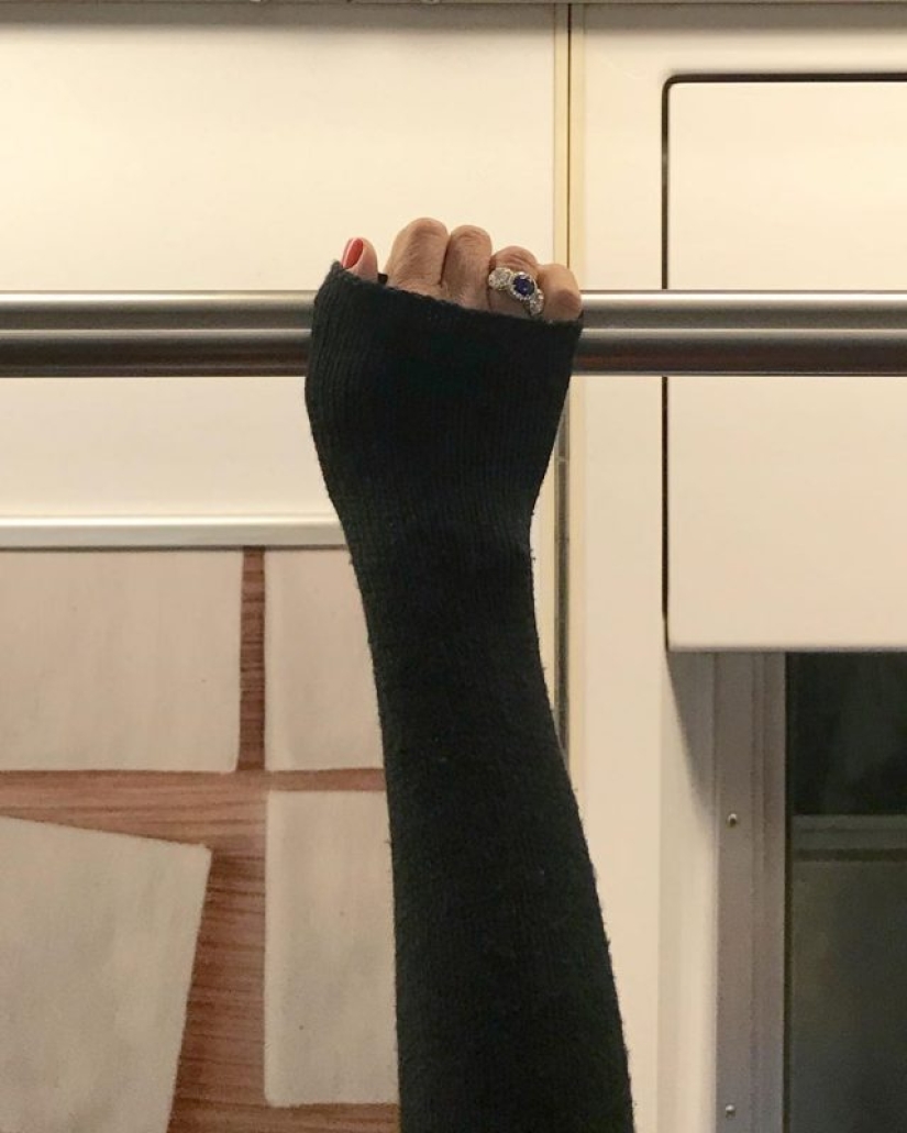 27 atmospheric pictures from Instagram dedicated to the hands of New York subway passengers