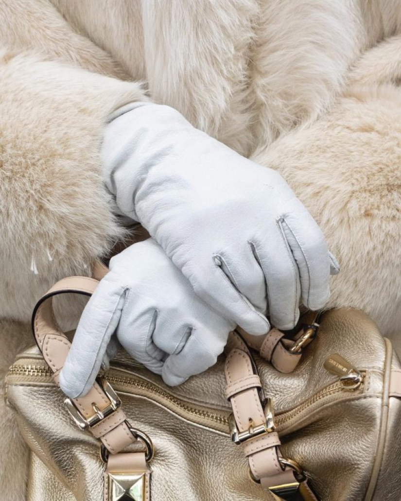 27 atmospheric pictures from Instagram dedicated to the hands of New York subway passengers