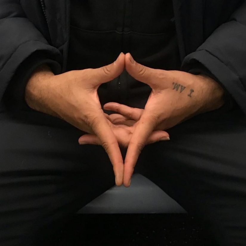 27 atmospheric pictures from Instagram dedicated to the hands of New York subway passengers