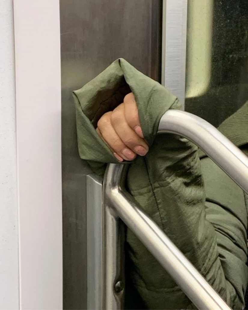 27 atmospheric pictures from Instagram dedicated to the hands of New York subway passengers