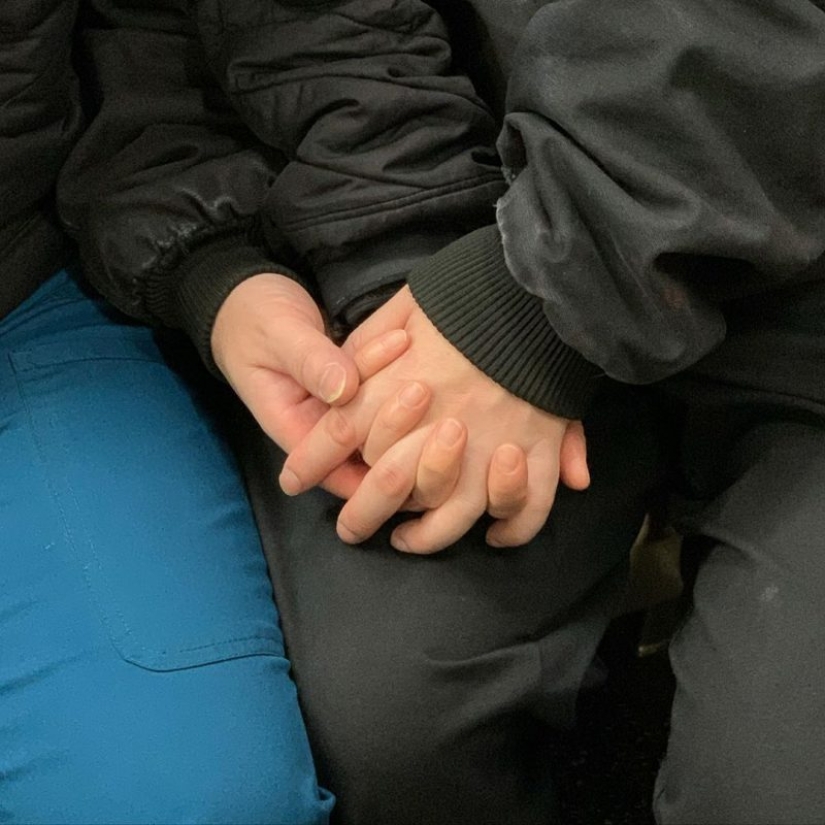 27 atmospheric pictures from Instagram dedicated to the hands of New York subway passengers