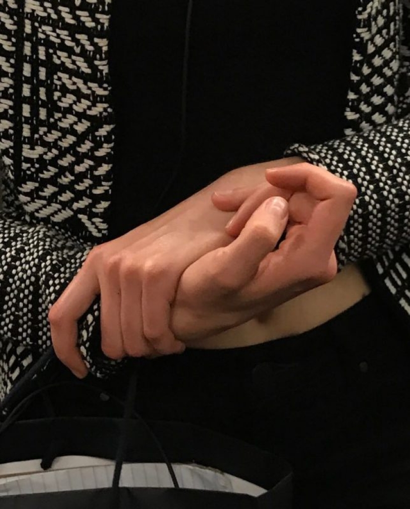 27 atmospheric pictures from Instagram dedicated to the hands of New York subway passengers
