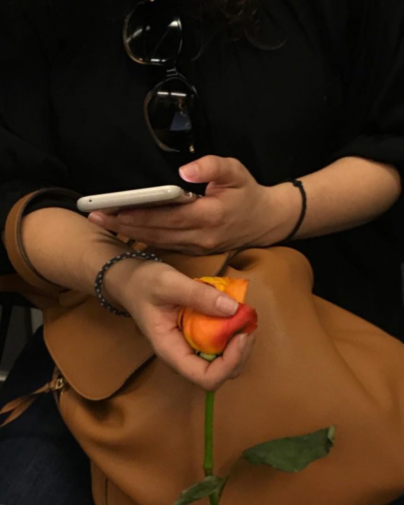 27 atmospheric pictures from Instagram dedicated to the hands of New York subway passengers