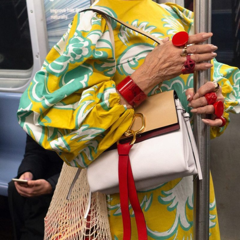 27 imágenes atmosféricas de Instagram dedicadas a las manos de los pasajeros del metro de Nueva York 27 imágenes atmosféricas de Instagram dedicadas a las manos de los pasajeros del metro de Nueva York