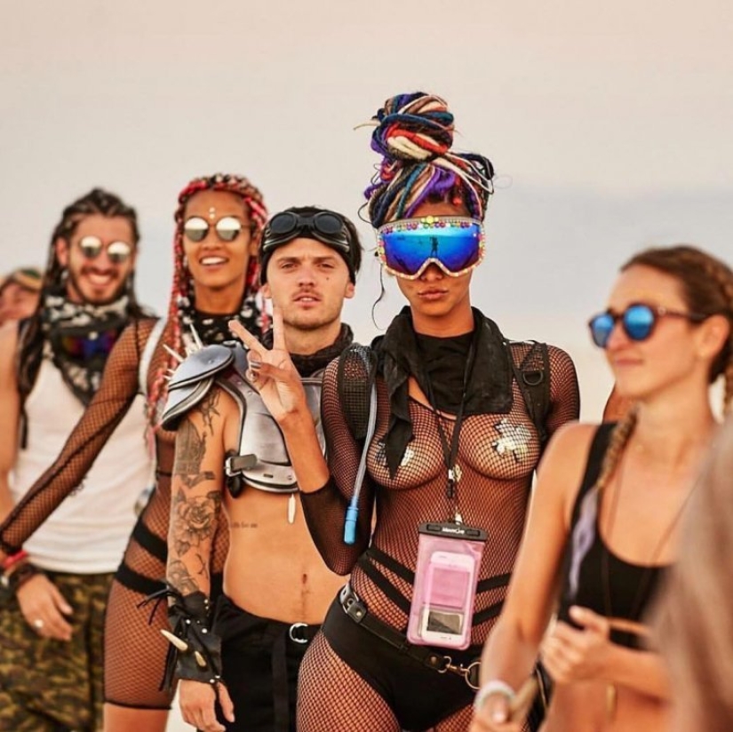 30 photos of hot girls from the festival of light and fire "Burning Man 2018"