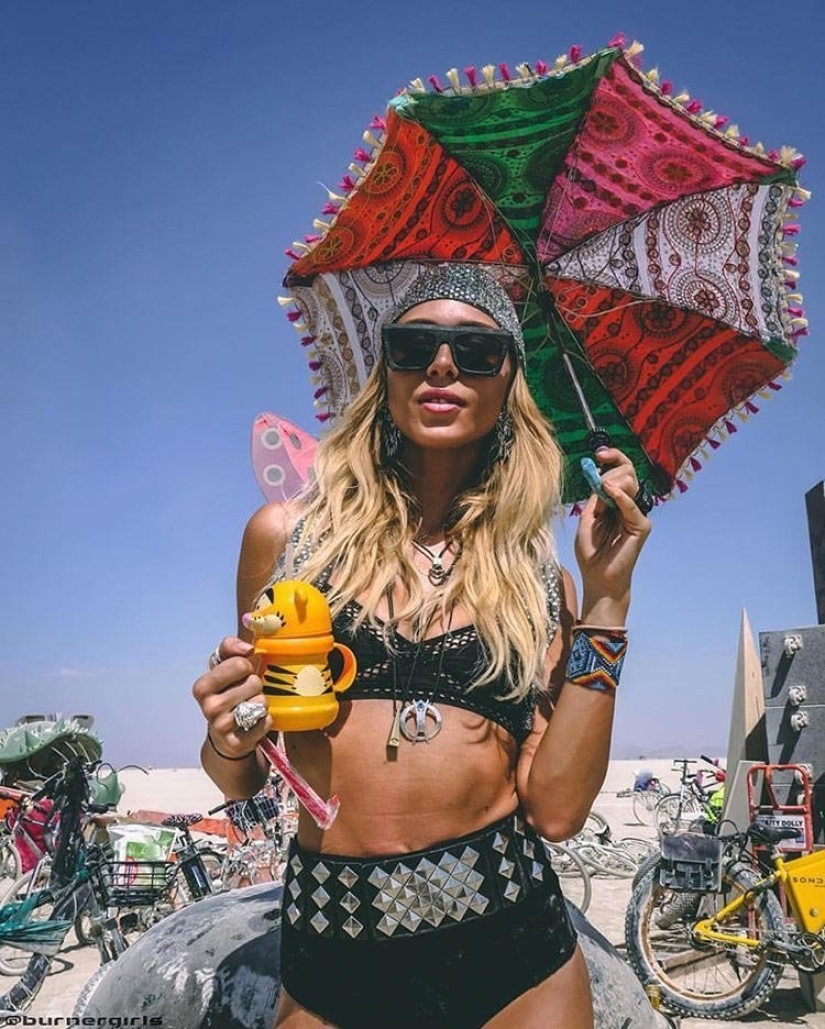 30 photos of hot girls from the festival of light and fire "Burning Man 2018"
