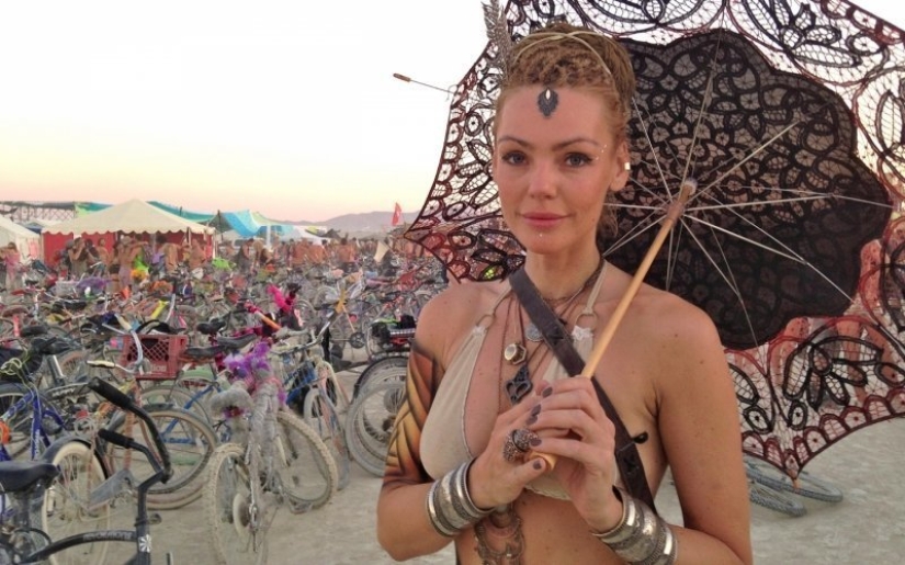 30 photos of hot girls from the festival of light and fire "Burning Man 2018"