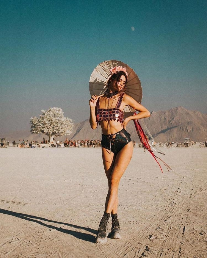 30 photos of hot girls from the festival of light and fire "Burning Man 2018"