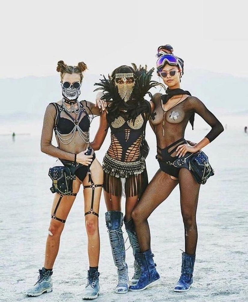 30 photos of hot girls from the festival of light and fire "Burning Man 2018"