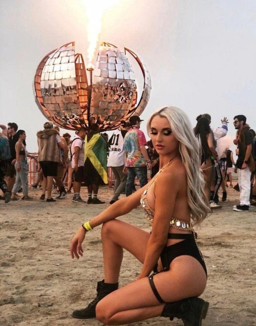 30 photos of hot girls from the festival of light and fire "Burning Man 2018"