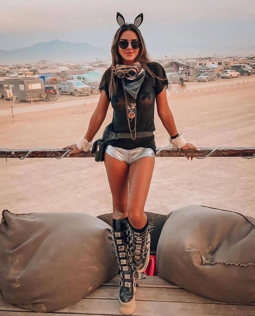 30 photos of hot girls from the festival of light and fire "Burning Man 2018"