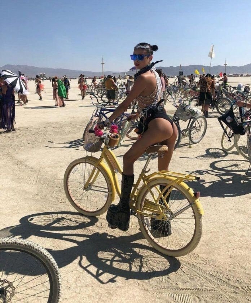 30 photos of hot girls from the festival of light and fire "Burning Man 2018"