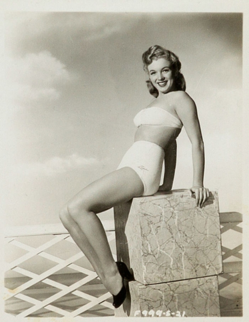 30 previously unpublished pictures of Marilyn Monroe will be put up for auction