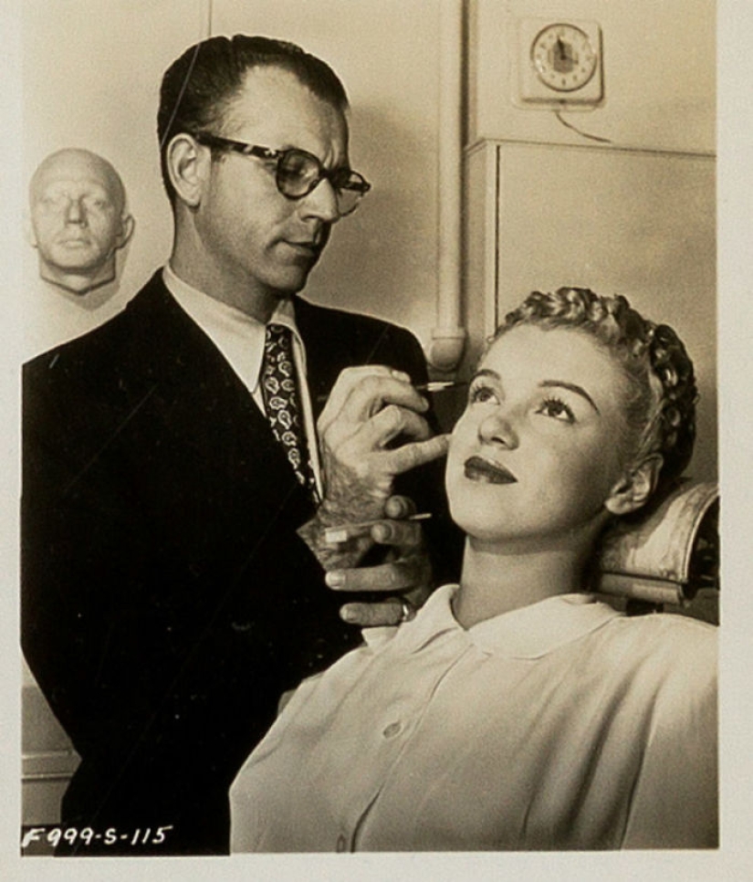 30 previously unpublished pictures of Marilyn Monroe will be put up for auction