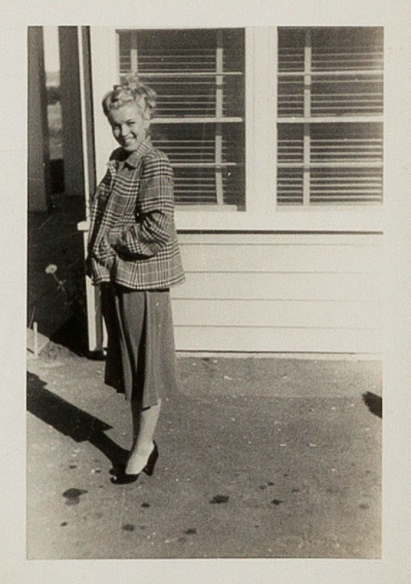 30 previously unpublished pictures of Marilyn Monroe will be put up for auction
