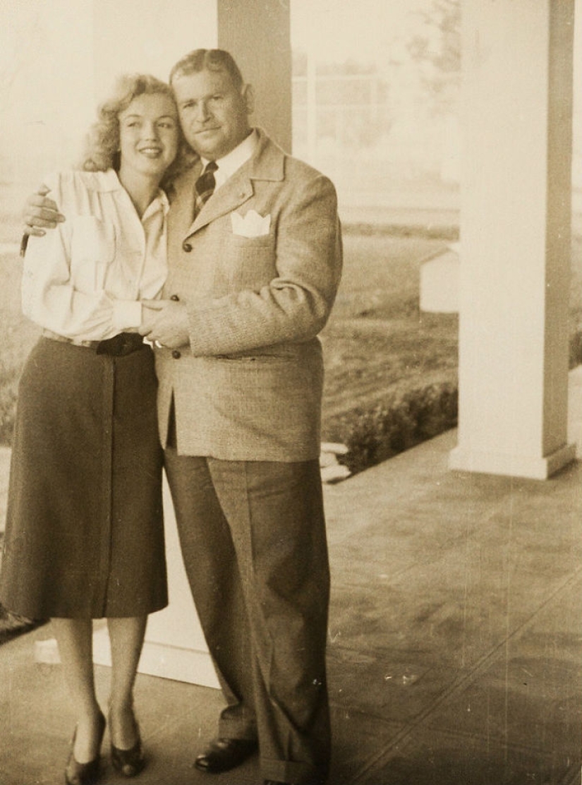 30 previously unpublished pictures of Marilyn Monroe will be put up for auction